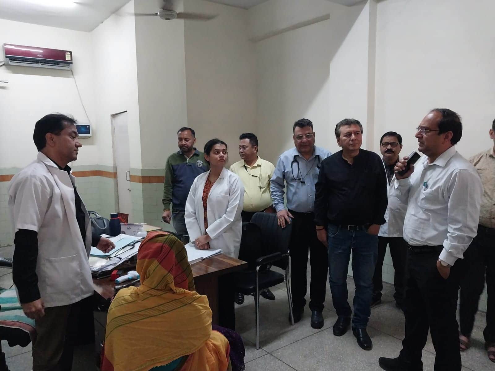 राजकीय उपजिला चिकित्सालय के निरीक्षण के दौरान चिकित्सकों से बातचीत करते सीएमओ डॉ. शर्मा: संवाद