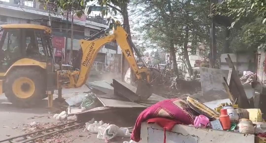 रेलवे स्टेशन गेट नंबर दो के समीप से अतिक्रमण हटाता नगर पालिका का बुलडोजर। स्रोत- नगर पालिका