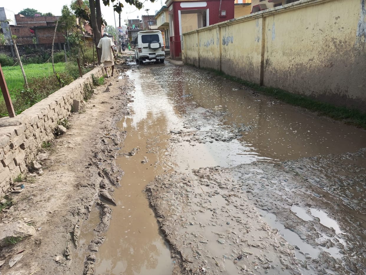 Ramgarh-Balihar road became a dirty drain