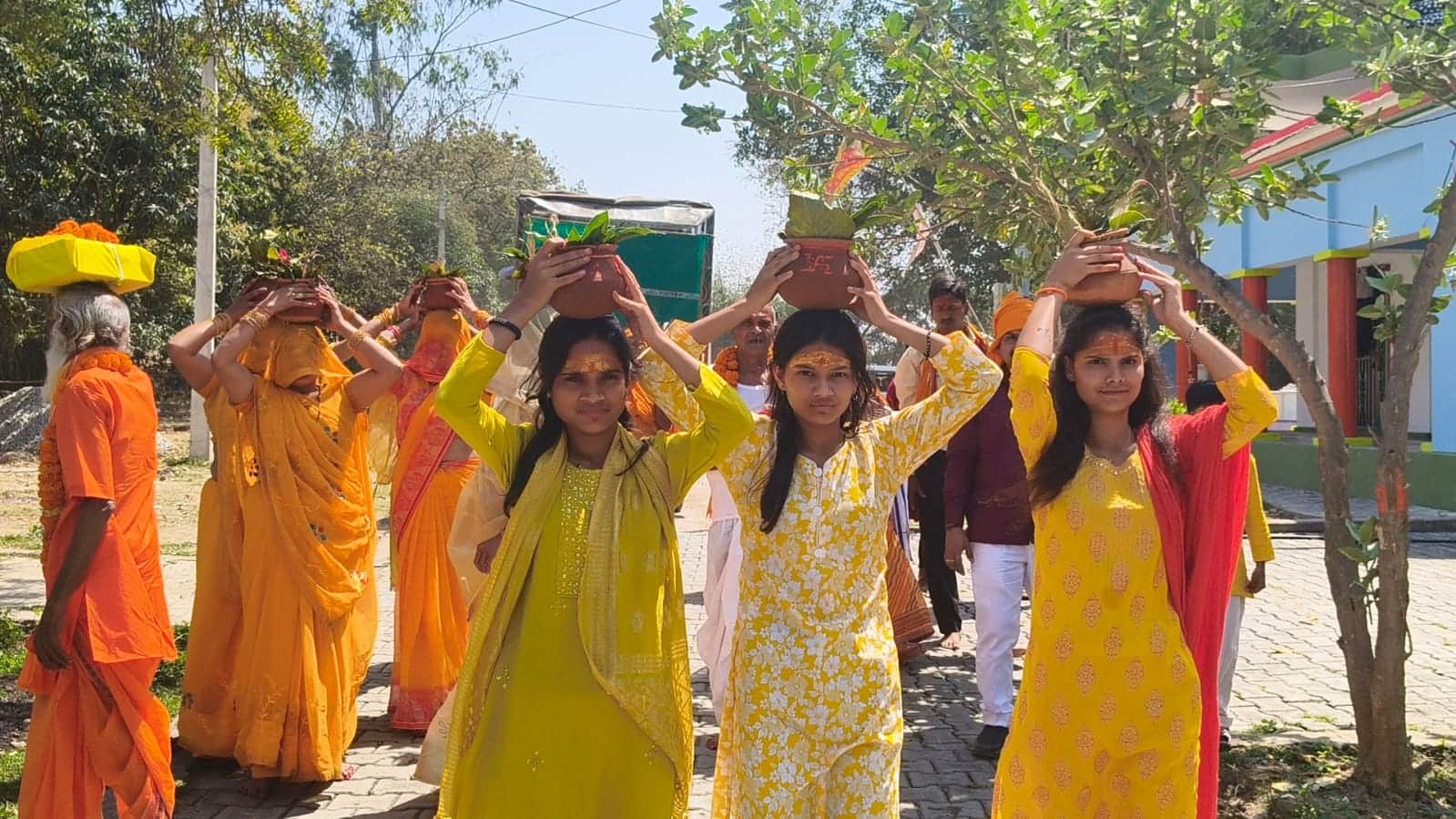 रतेह में कलशयात्रा में शामिल महिलाएं। -संवाद।