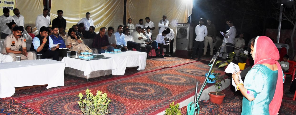 DC listened to the problems of the villagers in the night court in village Garhwa.