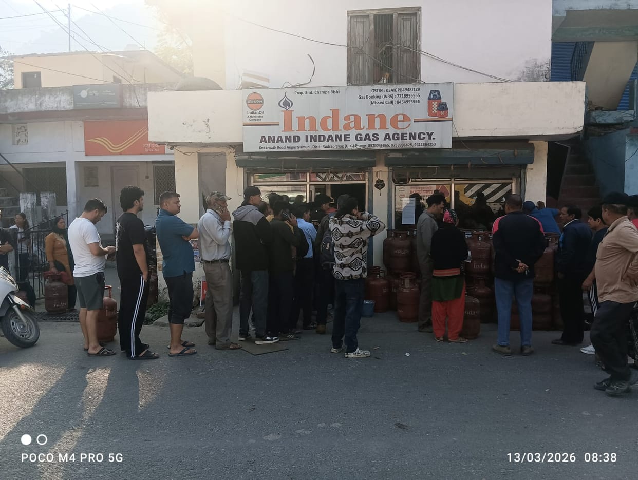 Gas has not reached the Kedarghati area for two weeks, and queues remain in Agastyamuni.