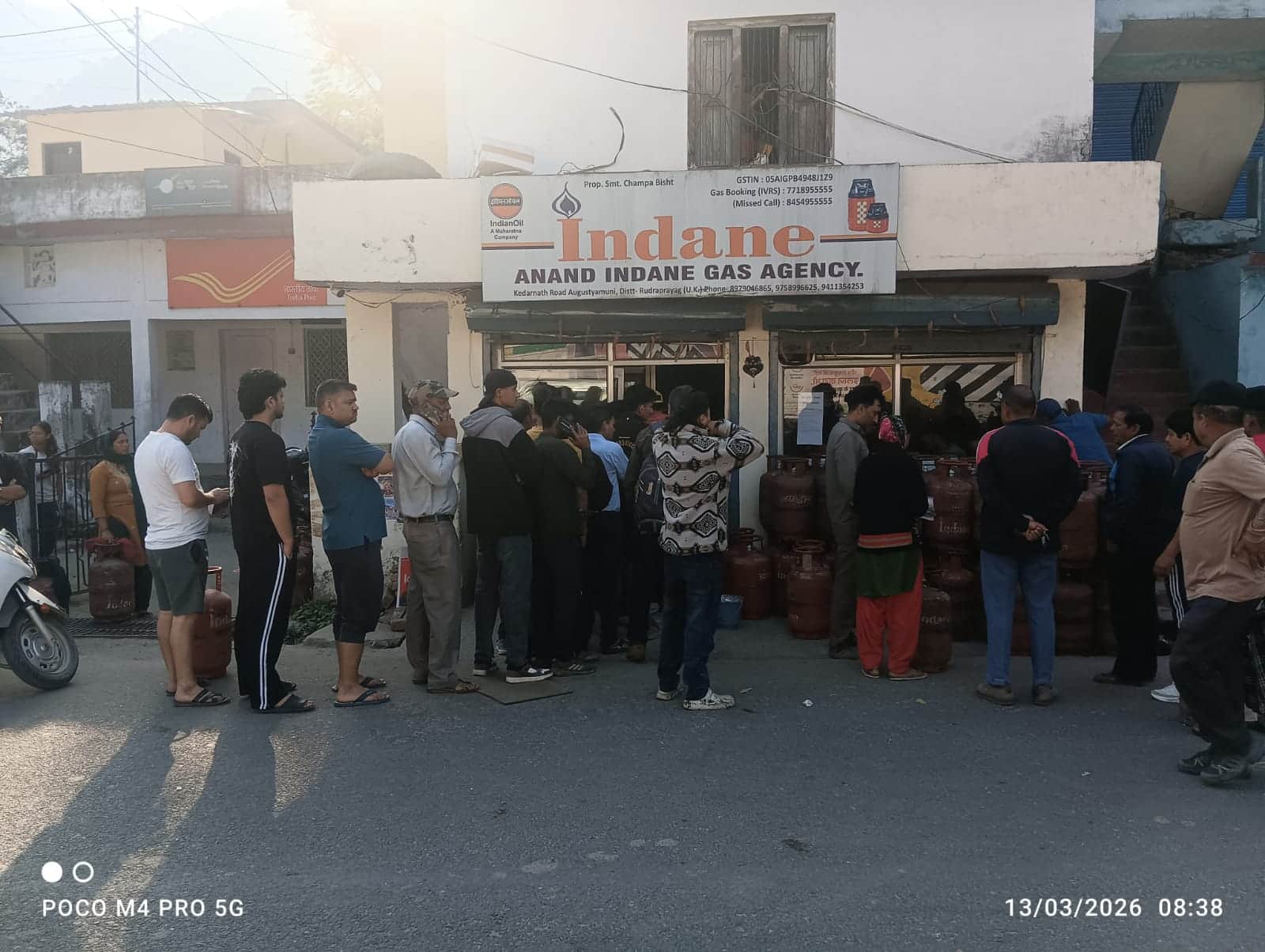 रुद्रप्रयाग अगस्त्यमुनि में सिलिंडर के लिए एजेंसी के बाहर लगी भीड़ - संवाद