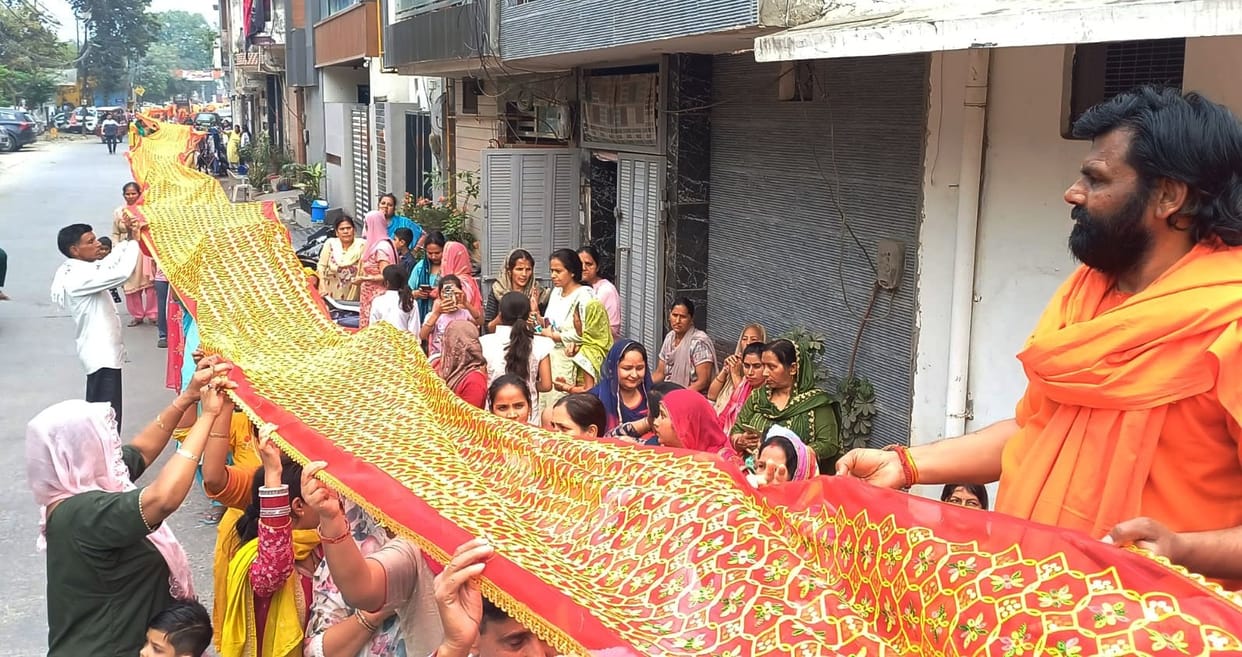 Devotees leave for Siddhpeeth Shakambhari Temple carrying a 900 feet long chunari.