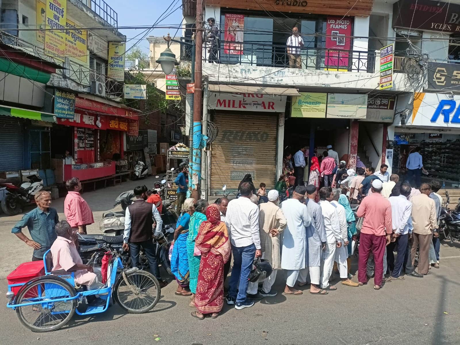 रुड़की रोड स्थित इंडेन गैस एजेंसी पर केवाईसी कराने वालों की लगी लंबी लाइन। संवाद