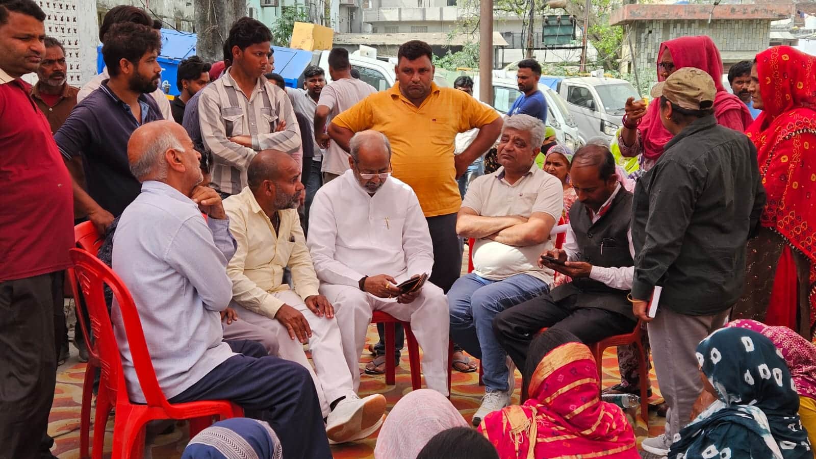 सफाई कर्मचारियों को समर्थन देनेके लिए धरना स्थल पर पहुंचे कांग्रेसी। स्वयं