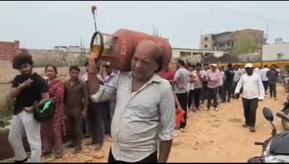 सिलेंडर के लिए परेशान उपभोक्ता