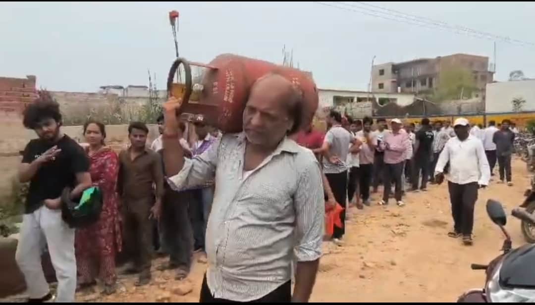 सिलेंडर के लिए परेशान उपभोक्ता