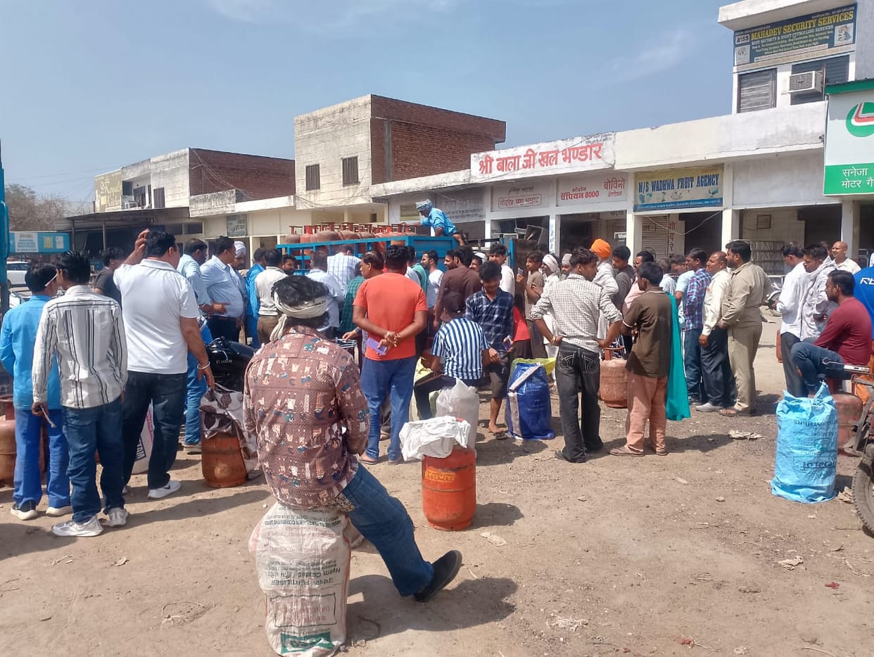 Tarawadi gas agencies are being crowded