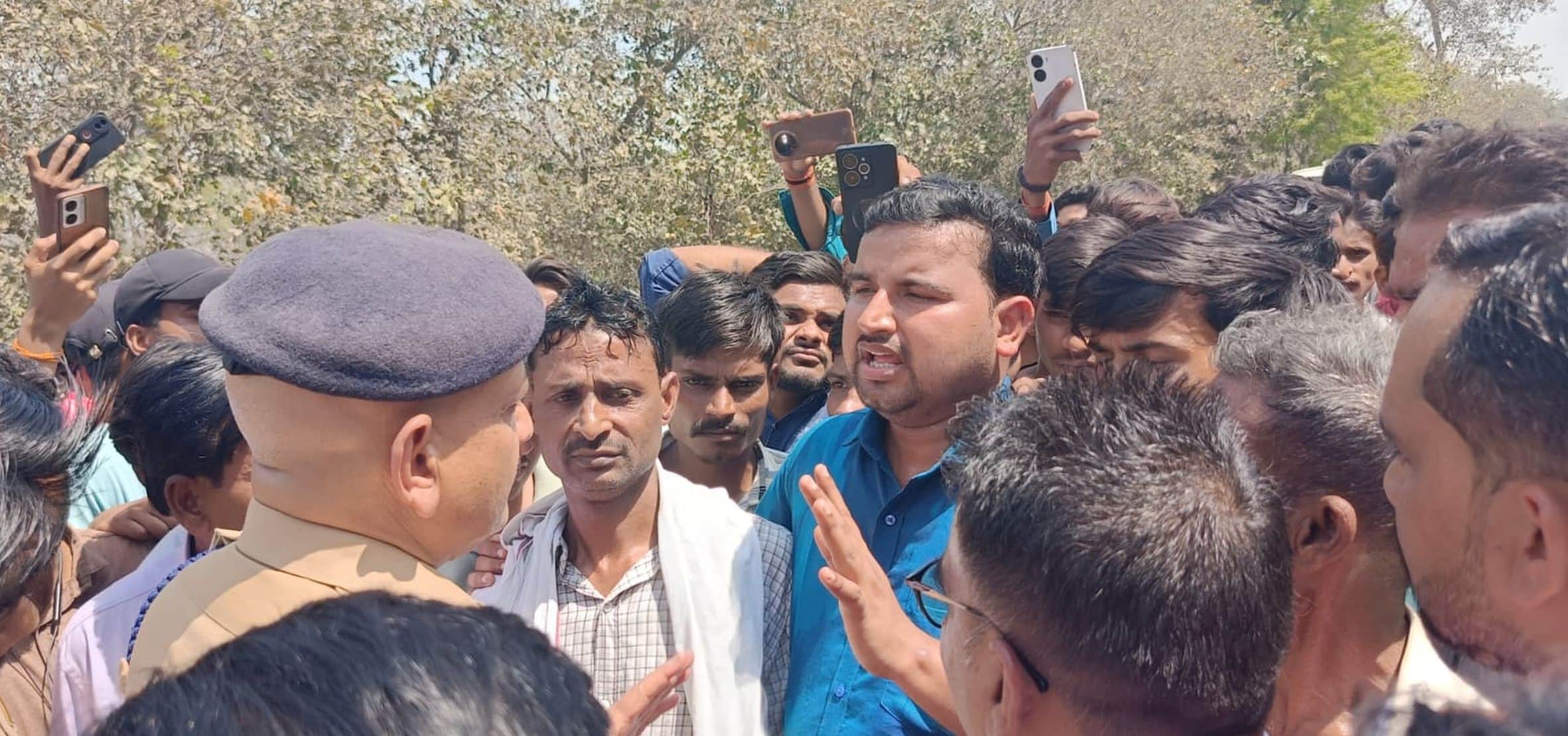 सलोन कोतवाली क्षेत्र में हादसे के बाद सड़क पर जाम लगाए परिजन व ग्रामीणों को समझाती पुलिस।