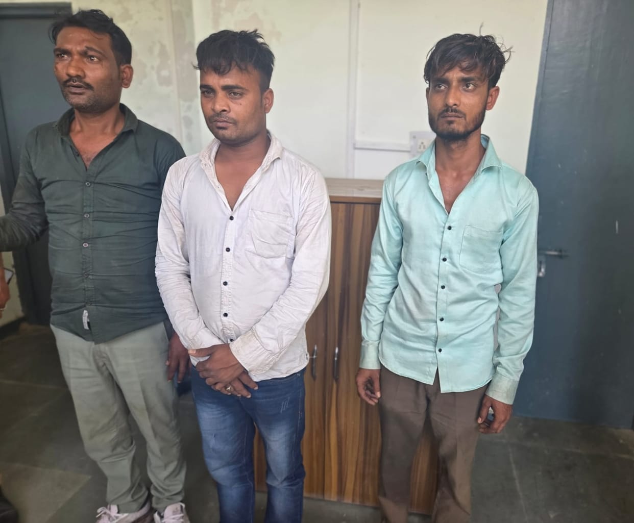 Three criminals arrested for cheating outside the bankThree criminals arrested for cheating outside the bank