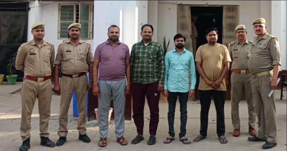 सुसाइड मामले के आरोपियों की फोटो