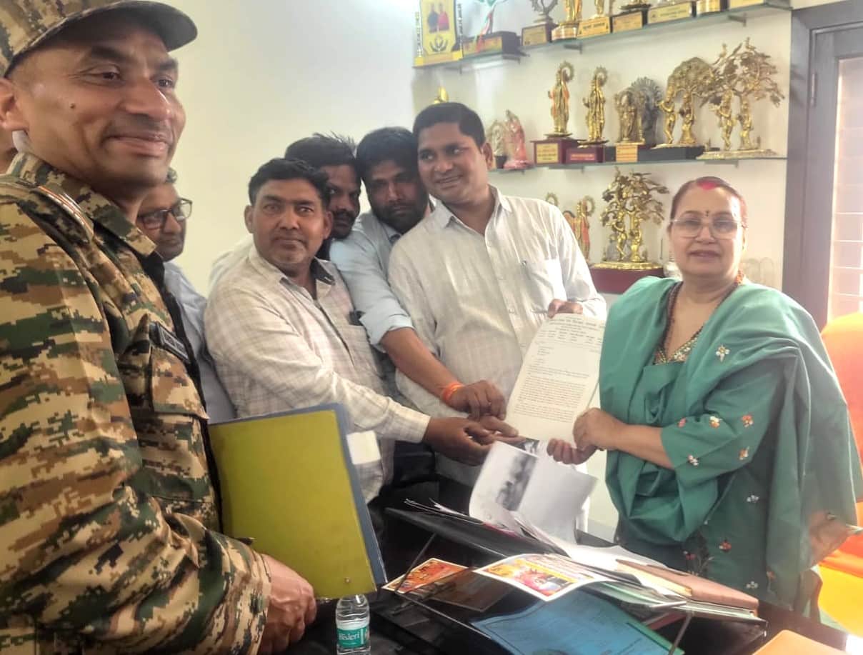 सदर विधायक को ज्ञापन देते ग्राम रोजगार सेवक। स्रोत : स्वयंसदर विधायक को ज्ञापन देते ग्राम रोजगा