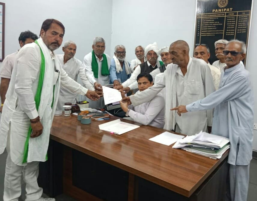 Farmers submitted a memorandum to the MD demanding the opening of a petrol pump in the sugar mill.
