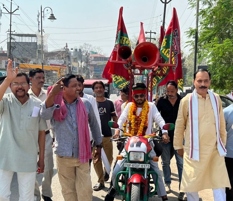PDA Samajwadi Mini Rath received a rousing welcome