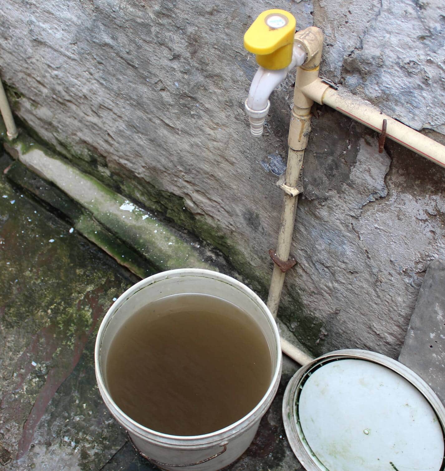 शहर के कमला बाजार में नल से निकला गंदा पानी। संवाद