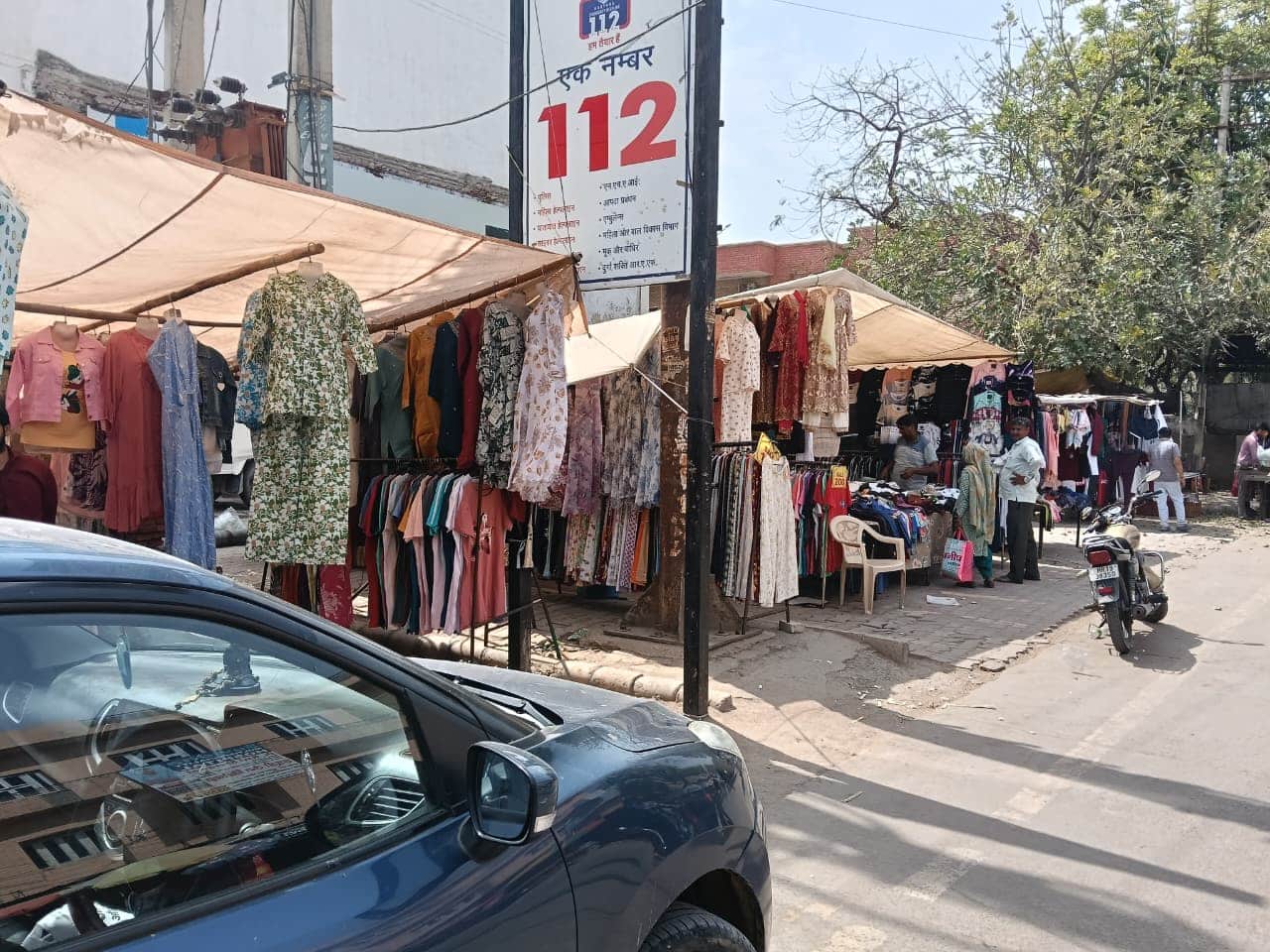 शहर की मंगल मार्केट के पास पार्किंग स्थल पर लगाई गई रेहड़िया। 