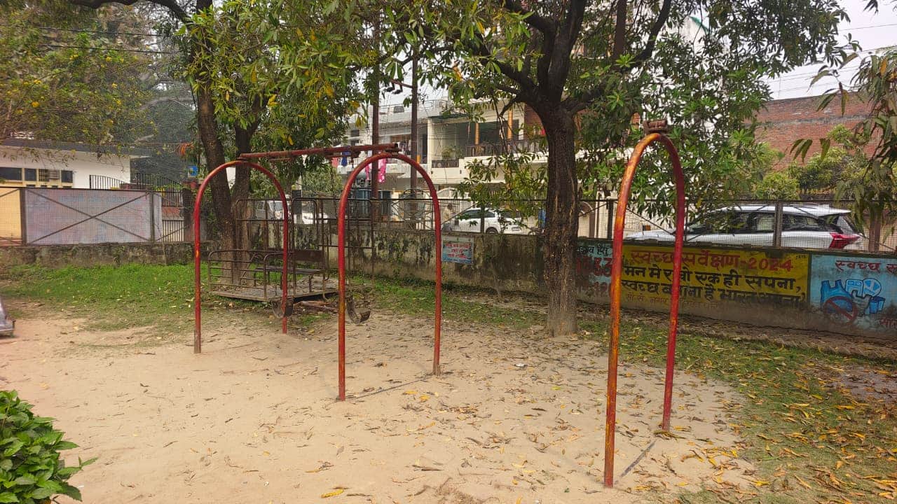 शहीद भगत सिंह पार्क में टूटे झूले। संवाद