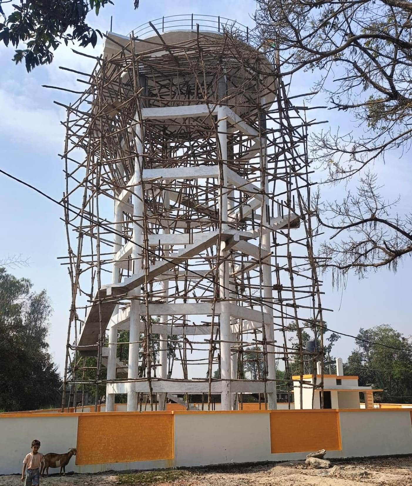 तेजवापुर के विजौवापुर गांव में निर्माणाधीन पानी टंकी।