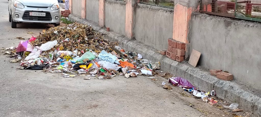 Instead of collecting garbage, municipal employees are playing with oil.