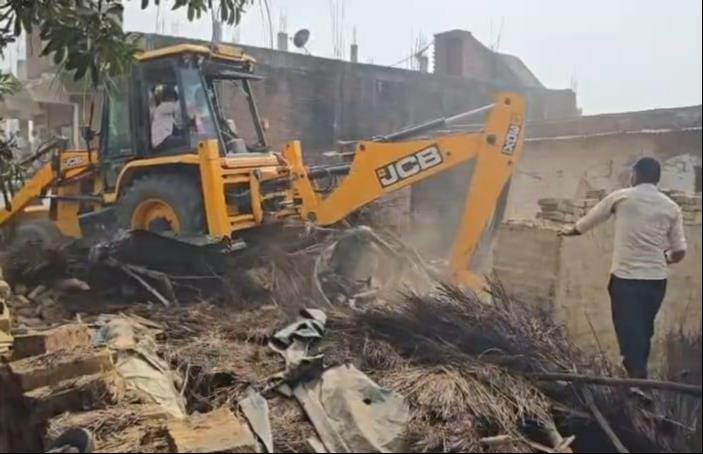Administration's bulldozer runs on illegal construction