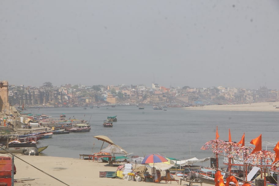 Gusts of hot wind blowing at the speed of 14 km/hour, Banaras number 1 in summer