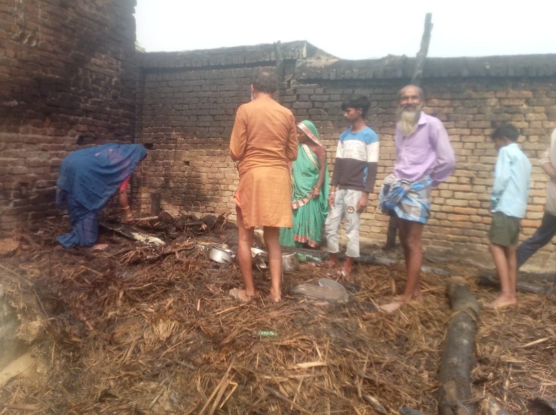 Fire breaks out in hut, destroys belongings