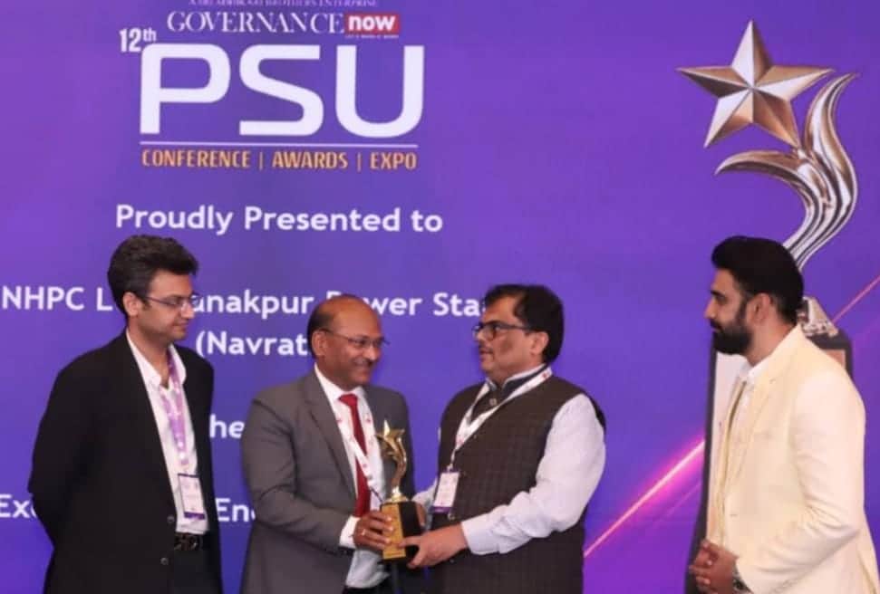 दिल्ली में एनएचपीसी महाप्रबंधक को पुरस्कार देते संस्था के अधिकारी ब्रदर्स। स्रोत : एनएचपीसी