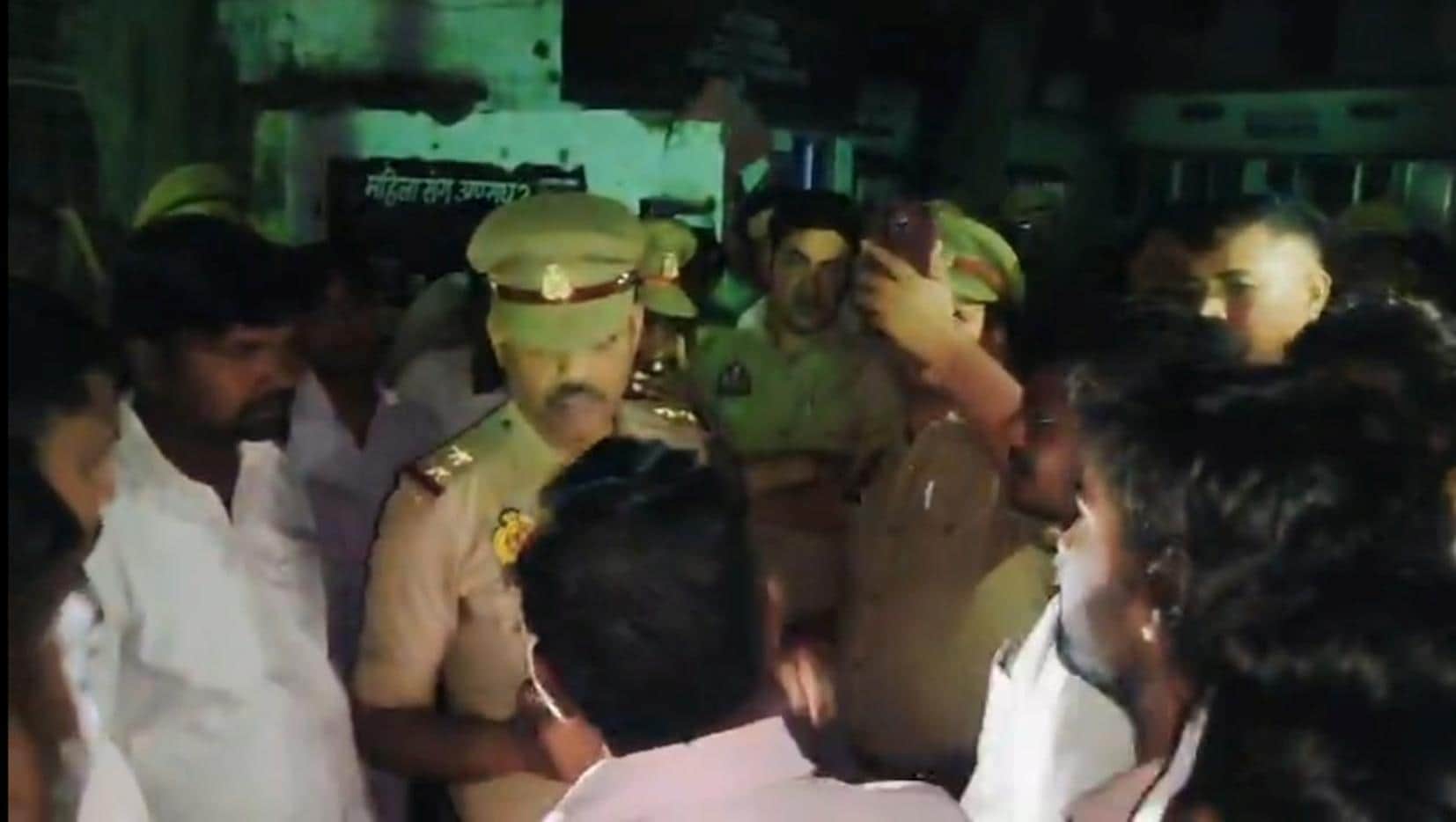 दरगाह थाने पर प्रदर्शन कर रहे लोगों को समझाती पुलिस।