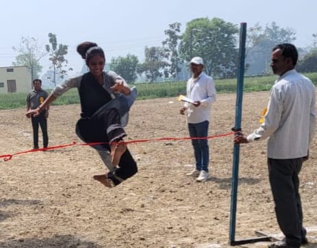 Sudhanshu and Reena came first in the 800 meter race, Shyam and Gudiya won the long jump.