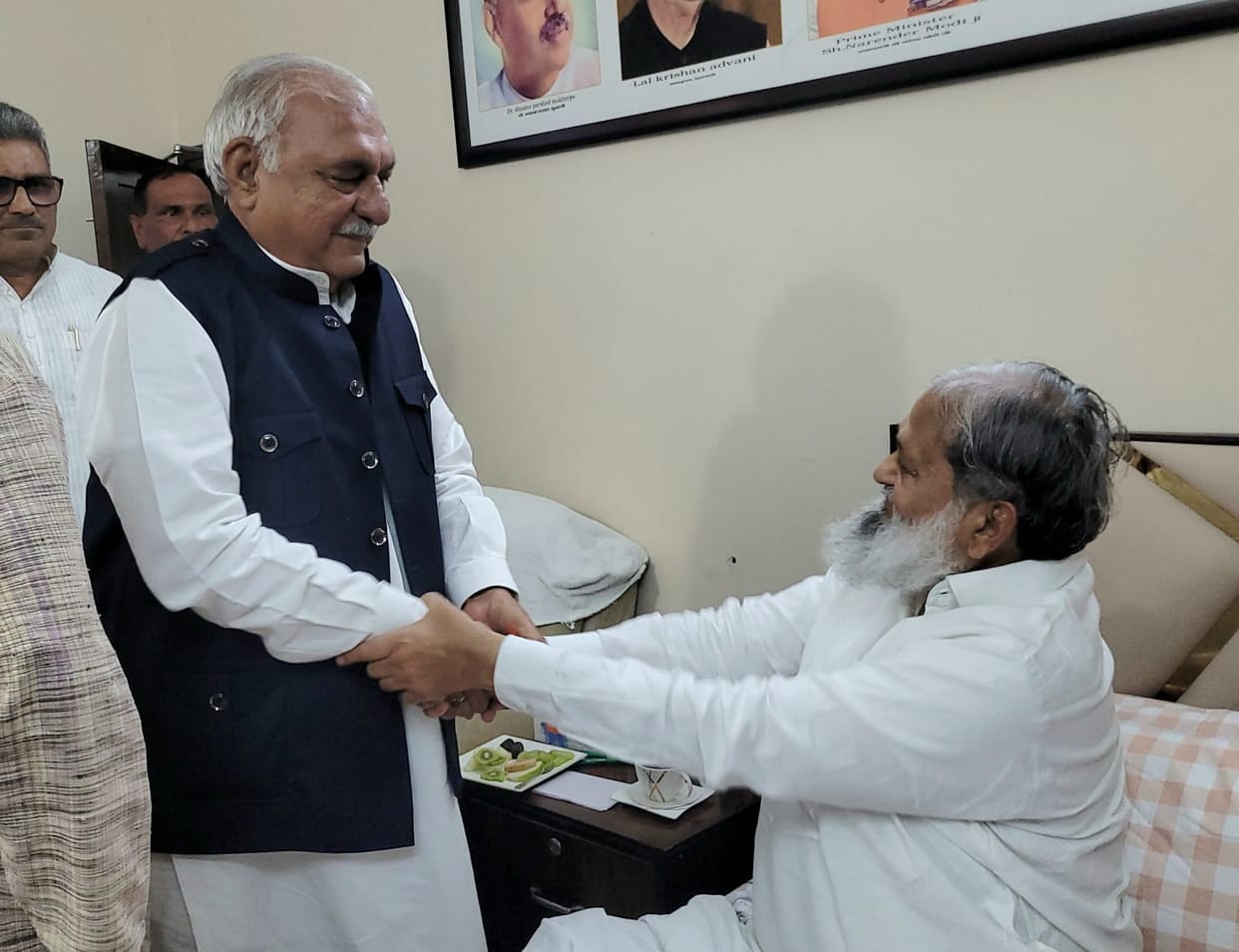 Former Chief Minister Hooda enquired about the health of Energy Minister Anil Vij.