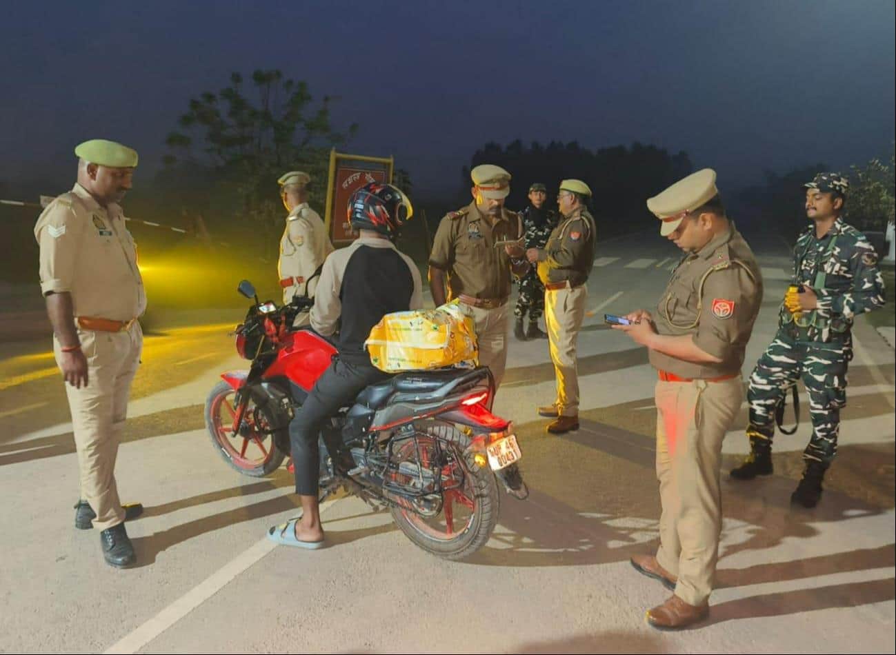  वाहन चालकों की चेकिंग करती सिरसिया पुलिस।