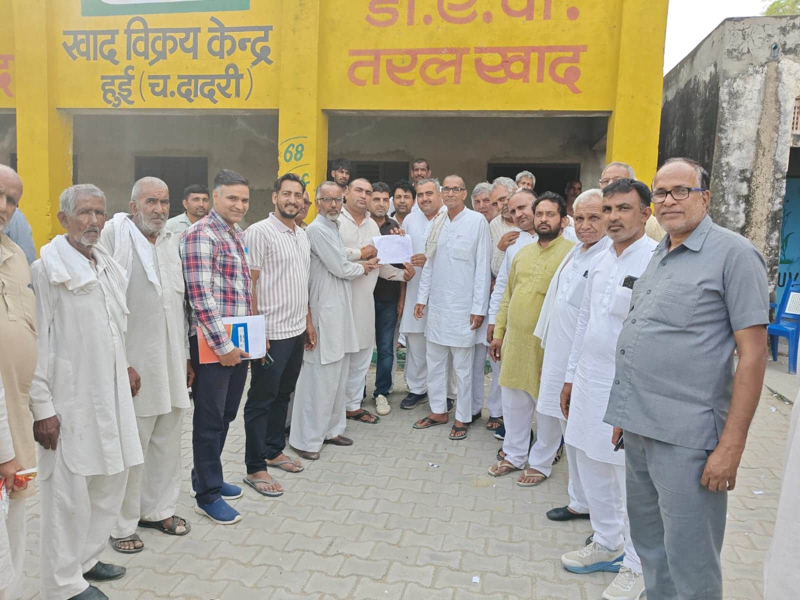 विजेता को प्रमाण-पत्र देते हुए अधिकारी।