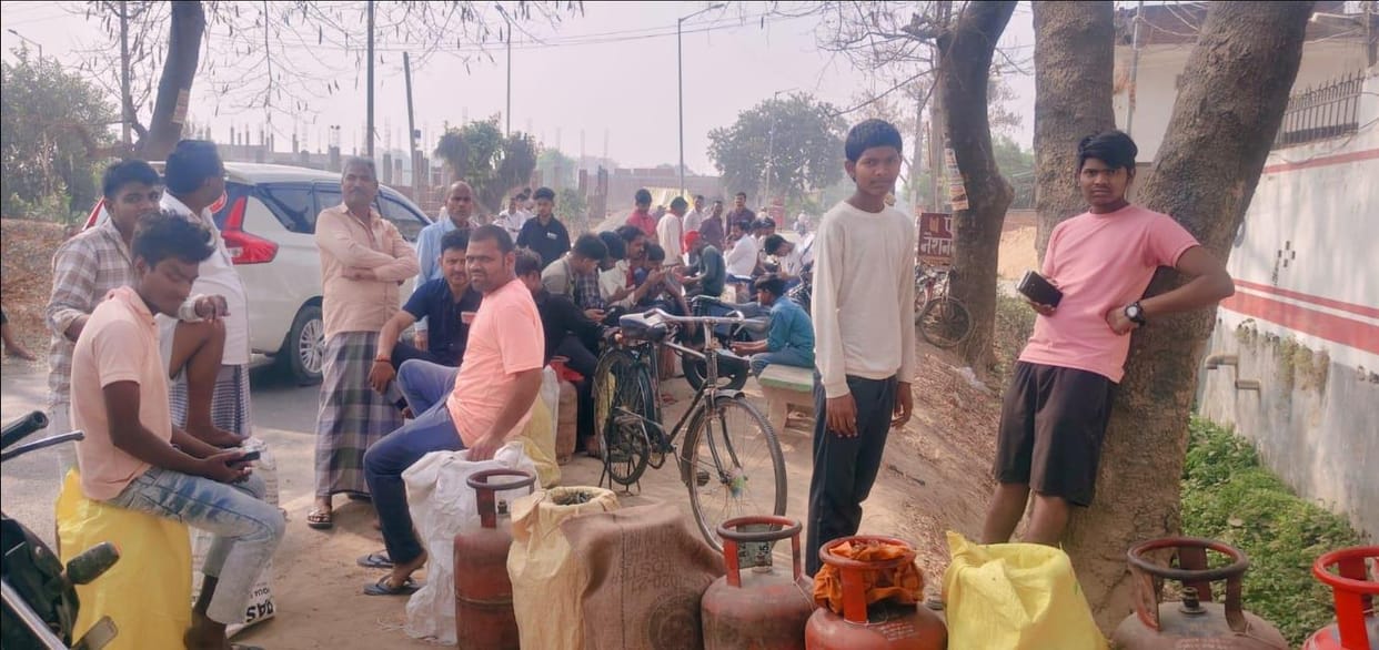 Online booking server fails, daily demand for cylinders reaches 10,000, with queues stretching up to 300 meters.