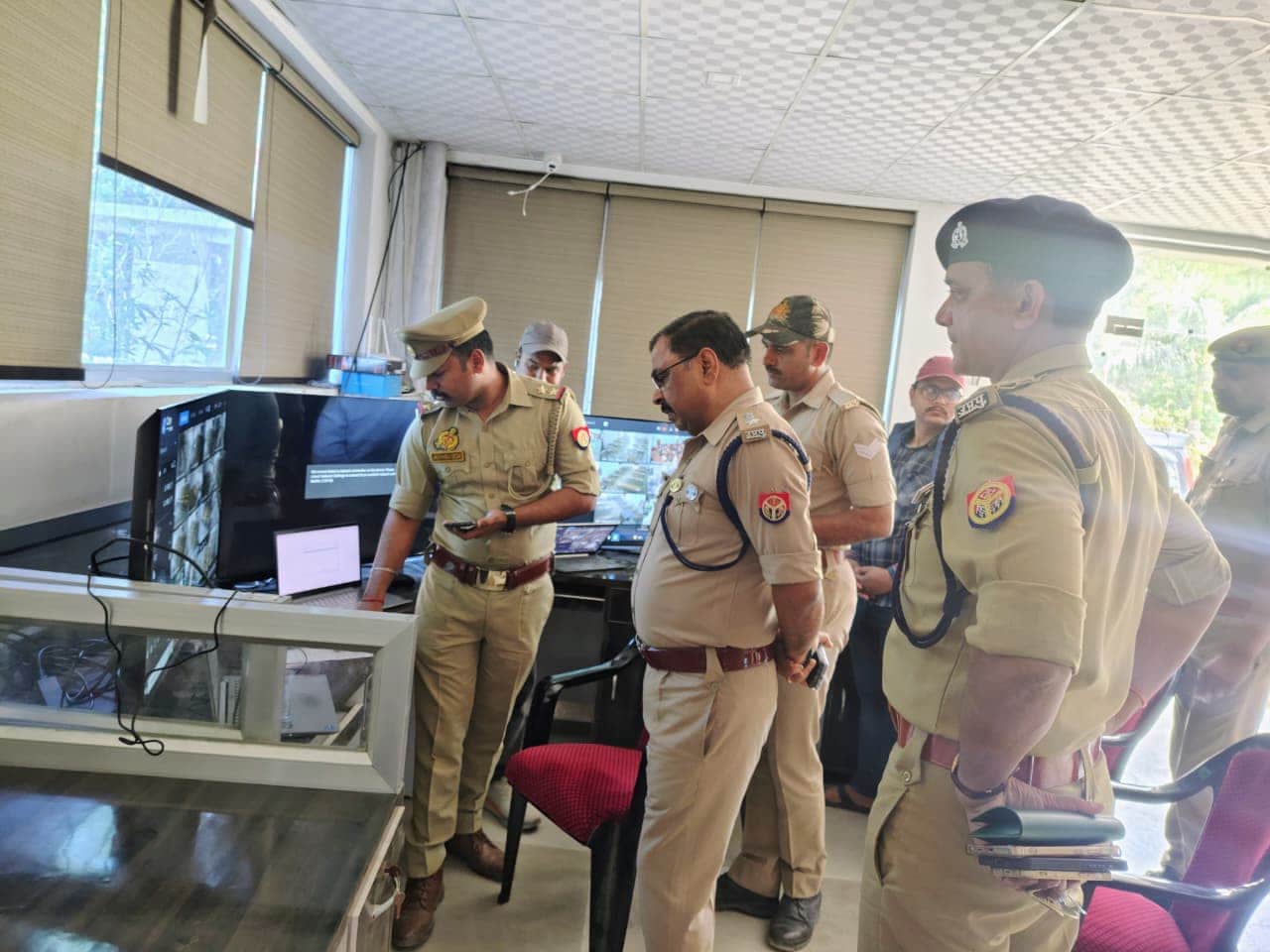 यूपी पुलिस दरोगा भर्ती परीक्षा के लिए बनाए गए स्ट्रांग रूम का निरीक्षण करते एडिशनल एसपी हरेंद्र
