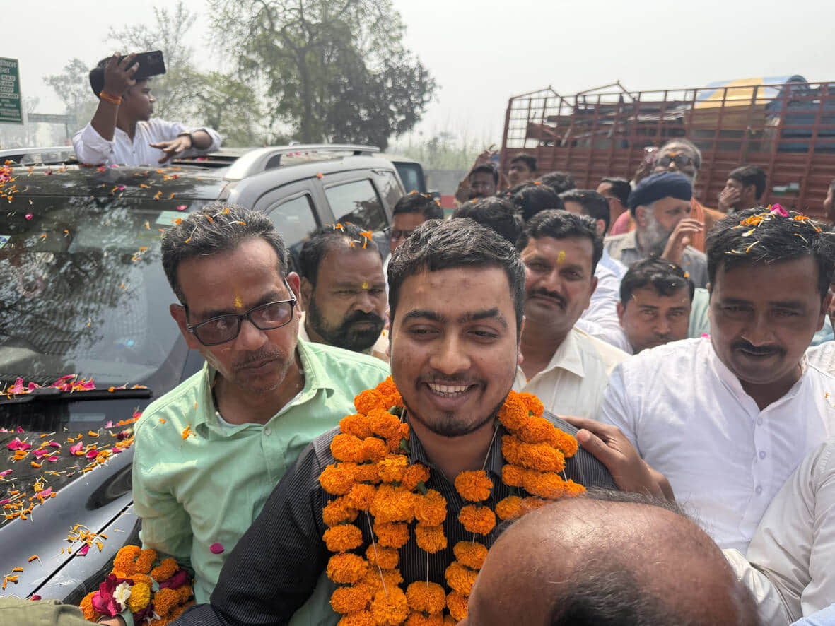 यूपीएससी पास करने वाले महेश कुमार का स्वागत करते लोग। 