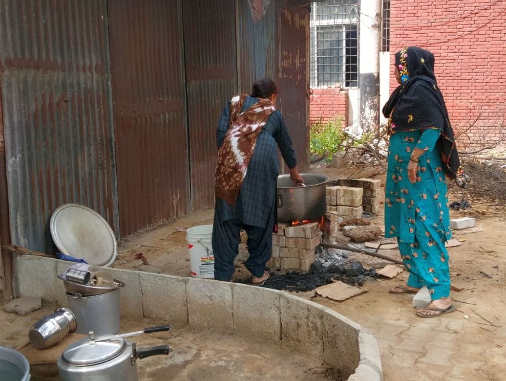 Cooking gas cylinders ran out in the canteen of the Mini Secretariat, people had to eat dal-rice.