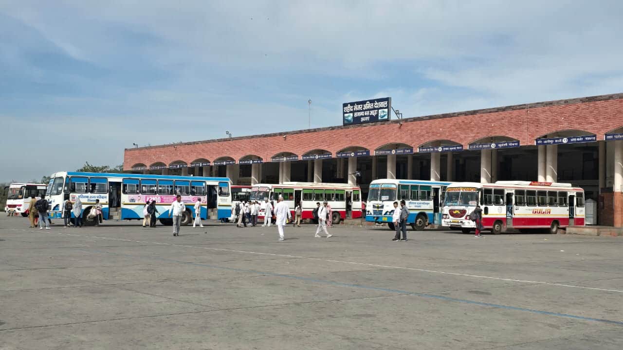 13jjrp13- झज्जर। शहर के सामान्य बस अड्डा में खड़ी बसें। संवाद