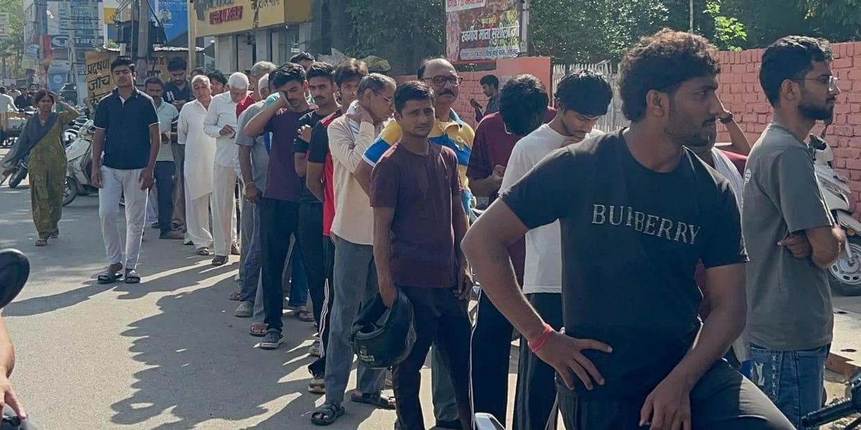 Gas Shortage Halves Orders at Hotels and Restaurants; Gas Cylinders Distributed Under Police Guard in Sampla.