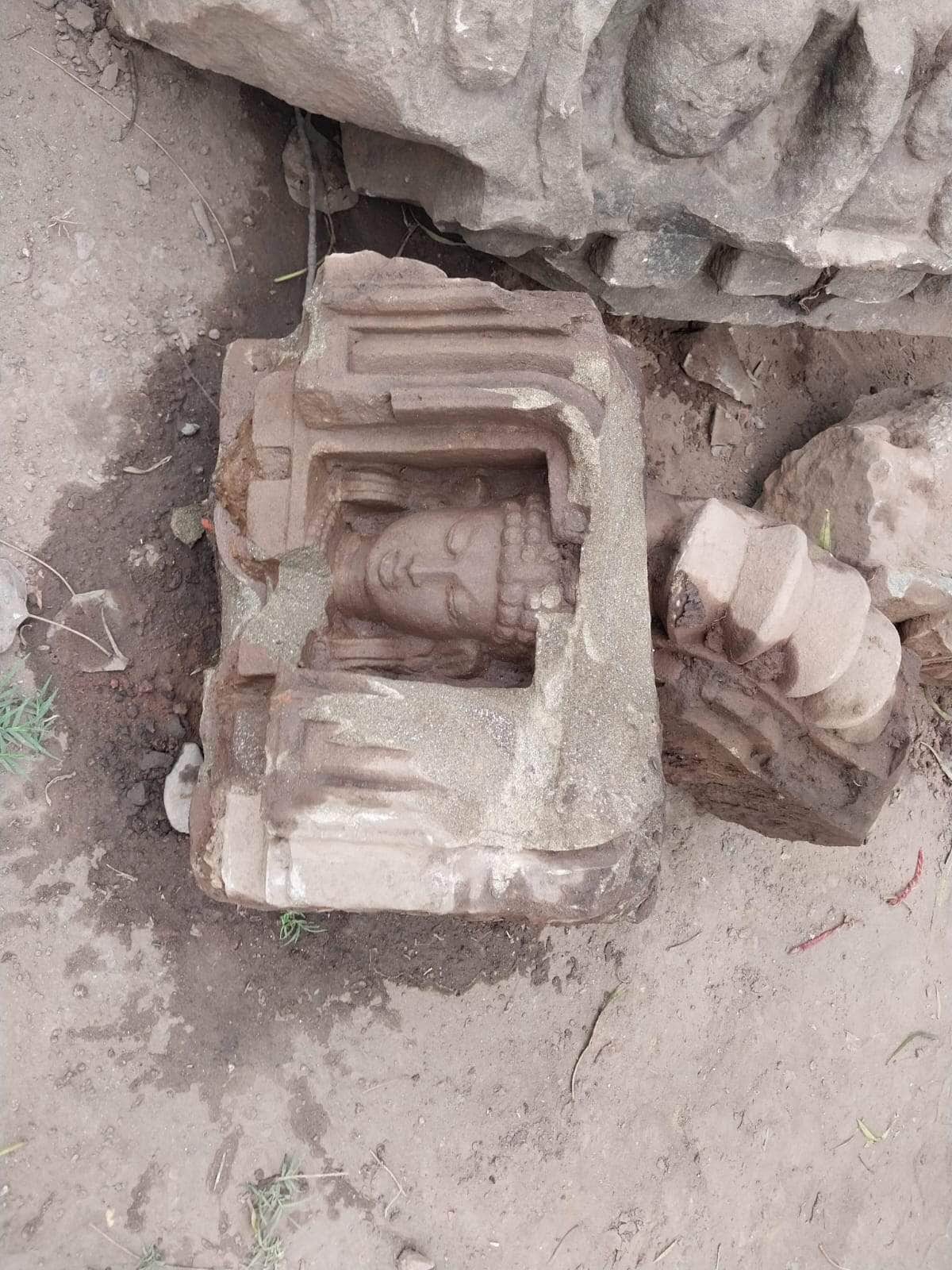 21-वीरभद्र मंदिर परिसर में खुदाई के दौरान मिले प्राचीन पत्थर।संवाद