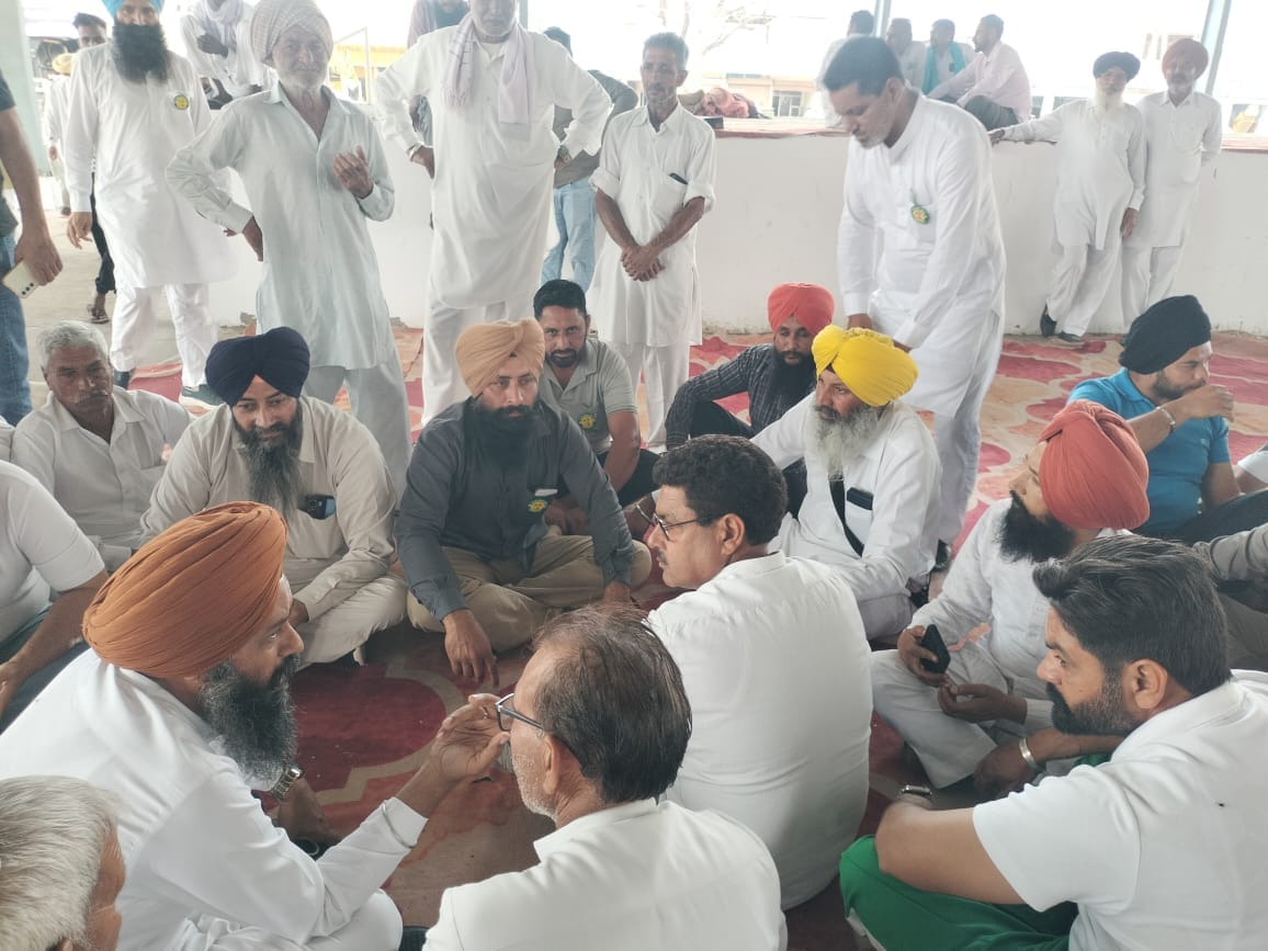 Farmers got angry over lifting of soil from Tangri, opened a front in the grain market.