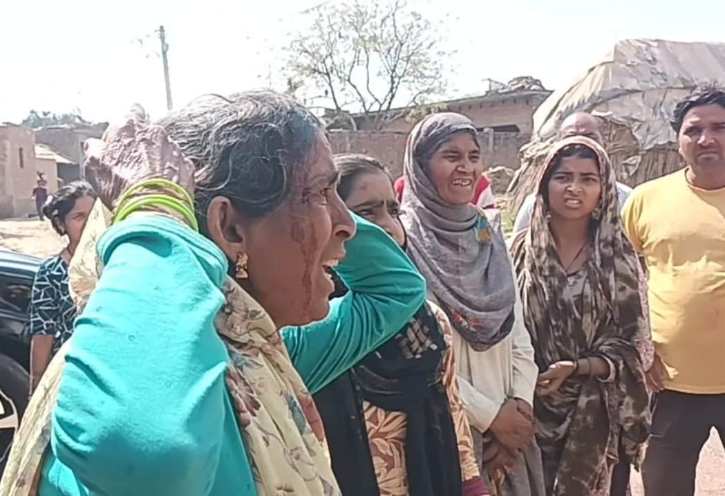 अहमदगढ़ क्षेत्र में शराब ठेके के बाहर प्रदर्शन करतीं महिलाएं। संवाद