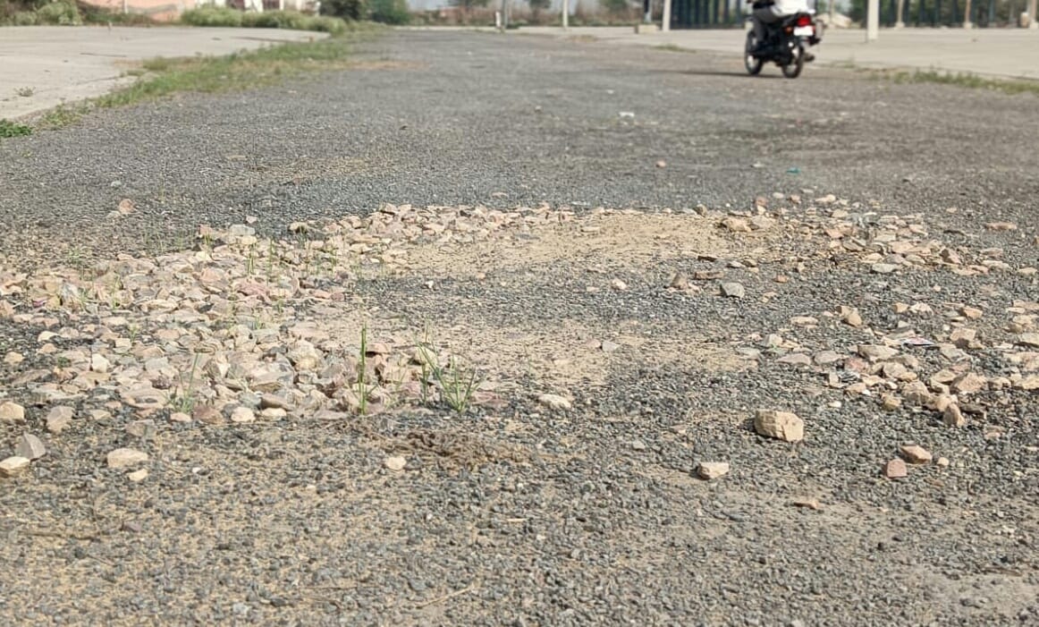 Even after 11 months, the construction and repair of roads in the grain market has not been completed.