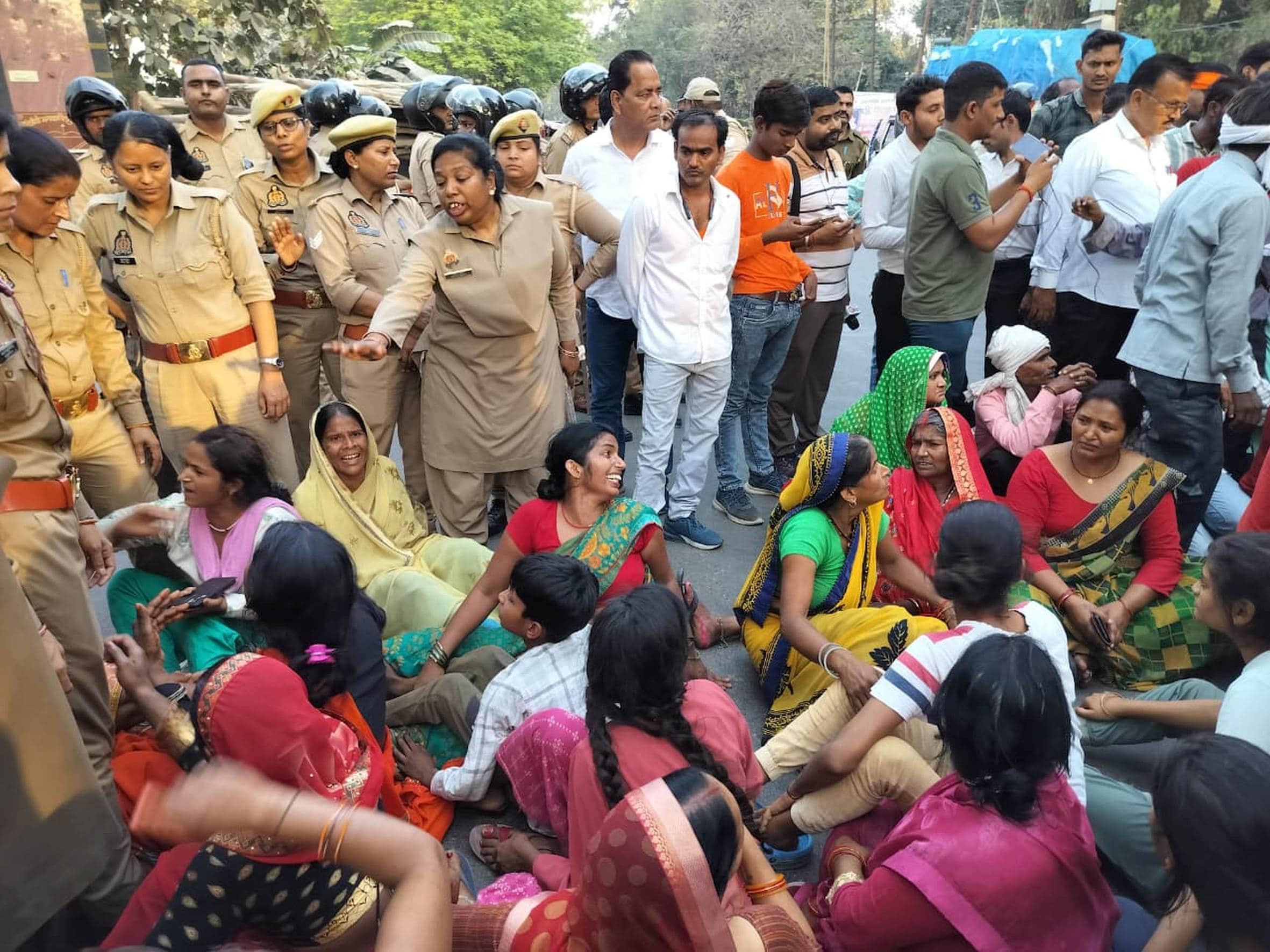 बहराइच में संविदाकर्मी की मौत के दूसरे दिन डीएम चौराहे पर प्रदर्शन करते लोग। -संवाद