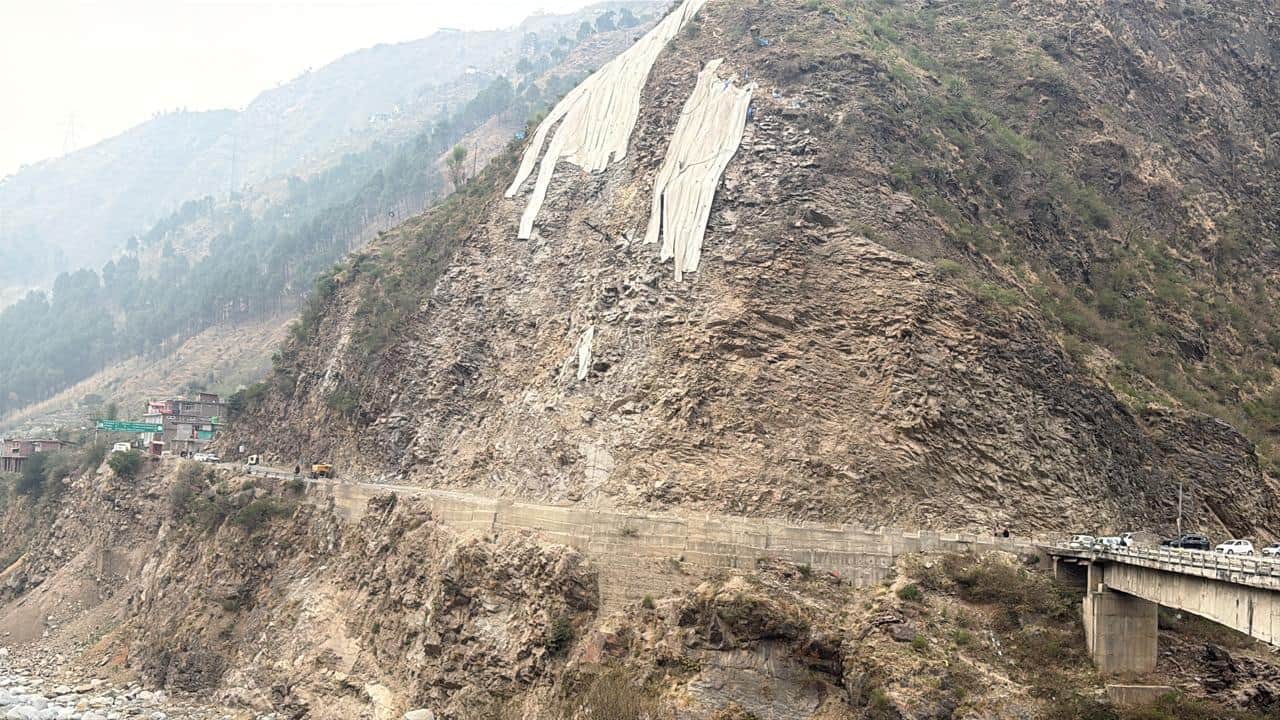 भरमौर-पठानकोट हाईवे परमैहला पुल के समीप पहाड़ी का चल रहा कार्य। संवाद