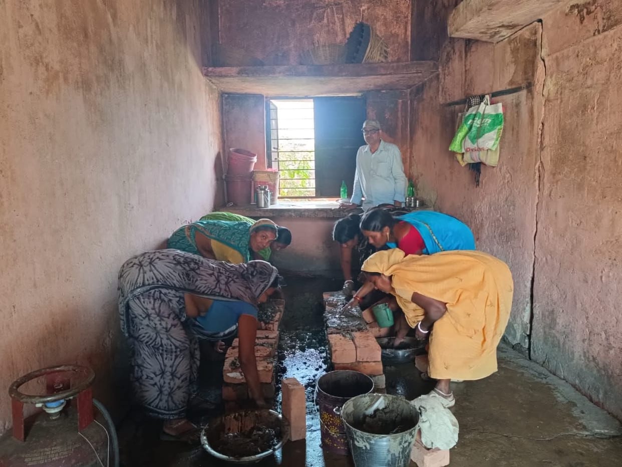 jehanabad school mid day meal cooked on brick stove due to gas cylinder shortage