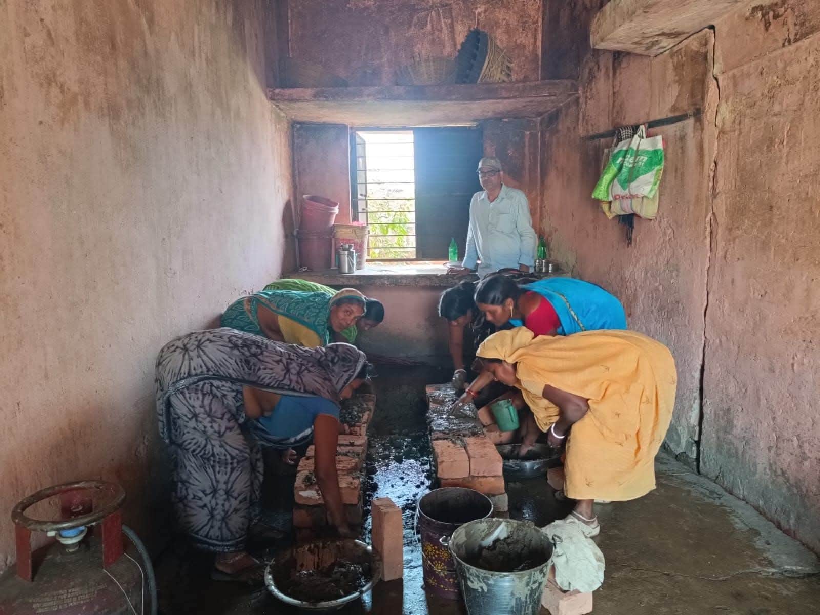 ईंट के चूल्हे पर बन रहा बच्चों का भोजन