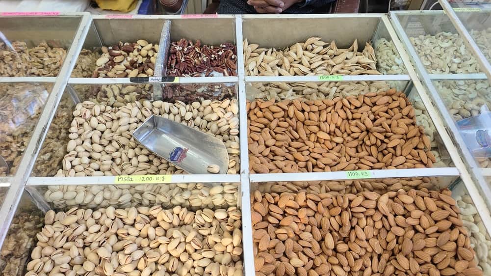 बाजार में रखे सूखे मेवे। संवाद