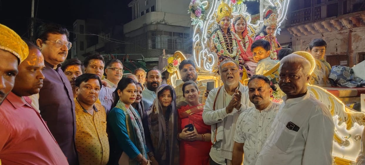 The palanquin of Braj's King Dauji Maharaj came out with grand tableaux.