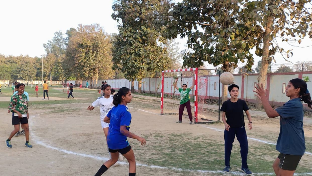 Players engaged in practice for the medal, competition from 17